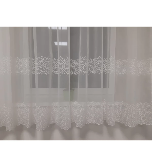 Kész függöny krémszínű hímzett,bordűr mintás 180 cm magas (150 cm-es karnisra)